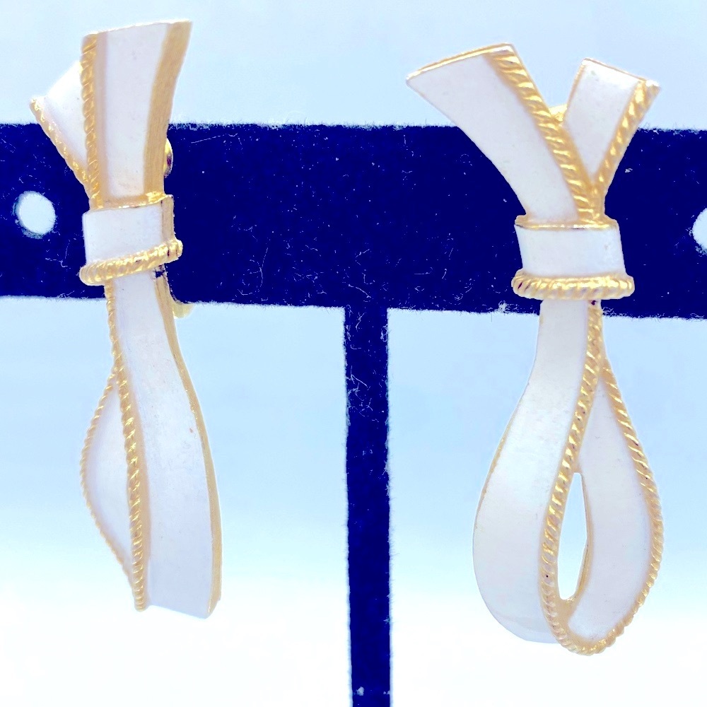 Vintage Trifari Gold Tone White Enamel Looped Ribbon Clip On Earrings